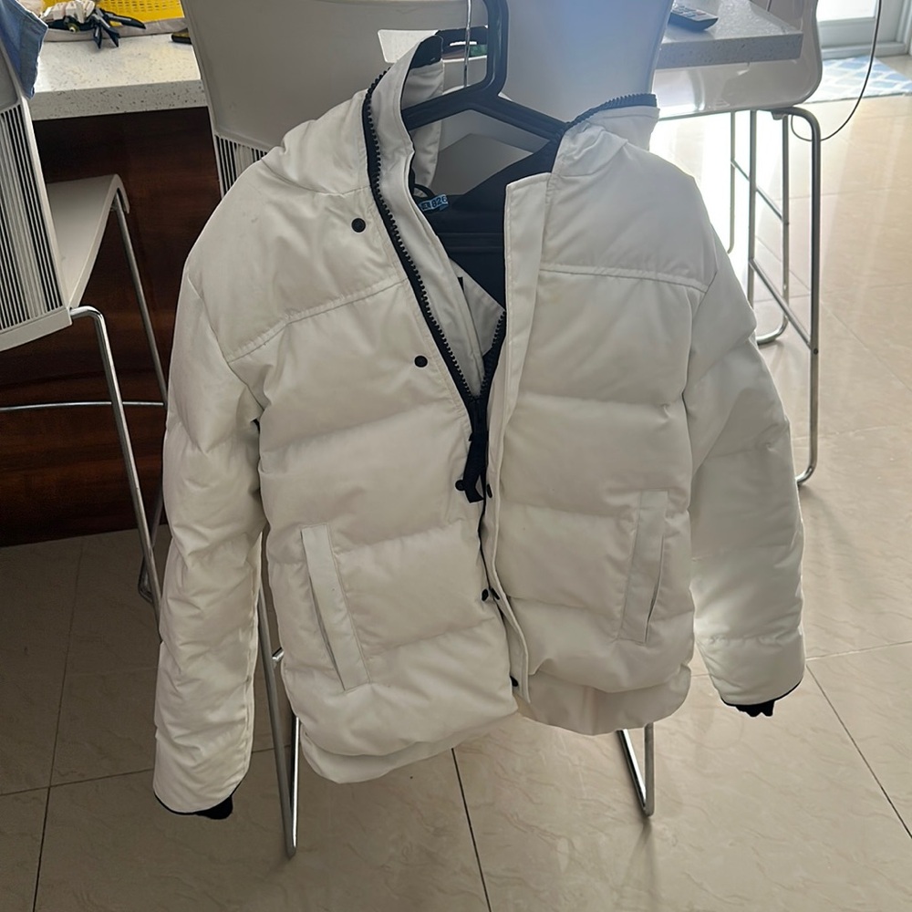 Few blemishes, White can be cleaned to perfection.
